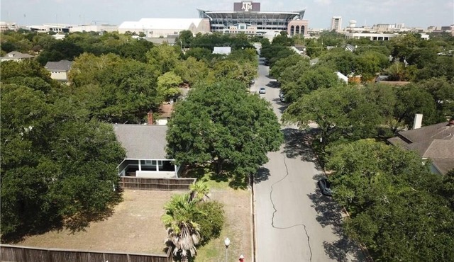 2 bedrooms - LOCATION! View TAMU's Kyle Field from the front porch.