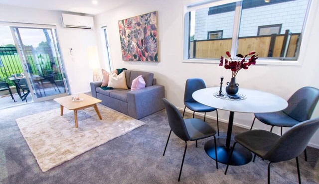 2 Bedrooms Overlooking Park - Exquisite Views