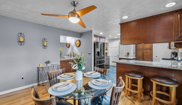 2 Bedrooms, Private Hot Tub, Media Room, Dog friendly with Yard Space.