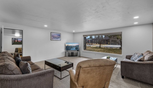 2 Bedrooms, Private Hot Tub, Media Room, Dog friendly with Yard Space. Unit B