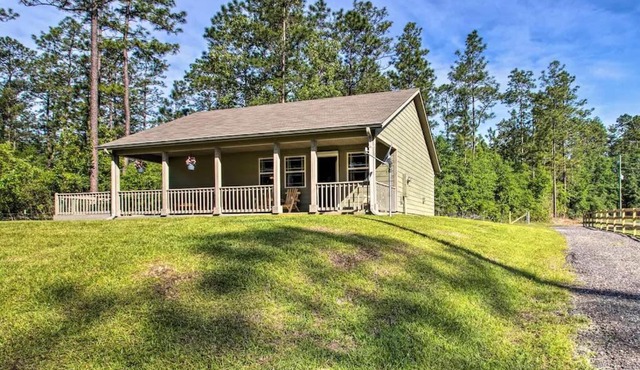 2 Bedrooms, Sleeps 4 with Horse Stalls!