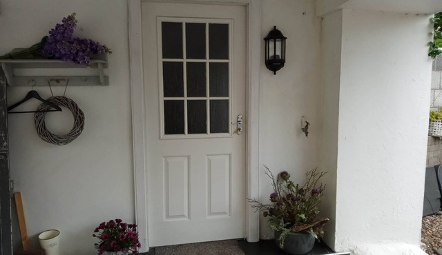 2 bedrooms/sleeps 4/free wifi/parking/outdoor area