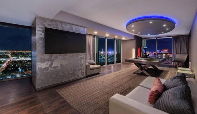 2 Bedrooms- Stunning Strip View- Pool Table- Retro Arcade-3 King Beds-38th Floor