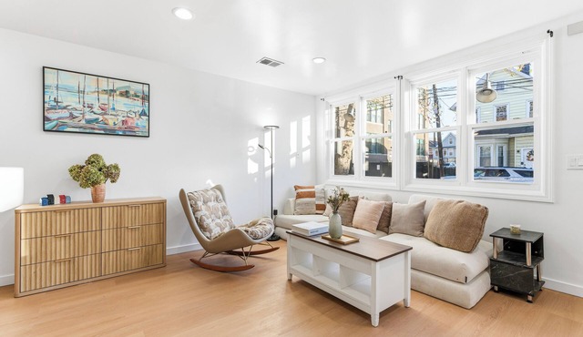 2 bedrooms w/big living room easy to PATH and EWR