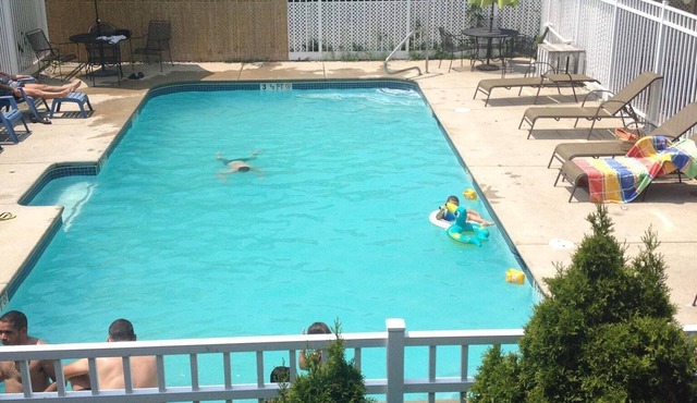 2 bedrooms with a shared pool. apt4