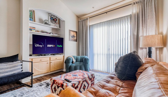 2 Beds - 1 Bath - Pools - HotTub - GYM - Pet friendly - Serene Environment
