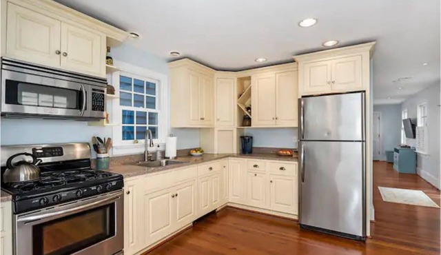 2 Beds, 2.5 Baths, Perfect Downtown Location