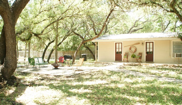 2 Blks from GUADALUPE RIVER , Tube Rentals & GRUENE HALL, COMAL RIVER 5 mins.