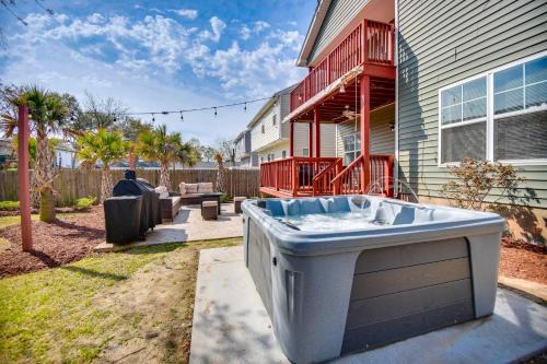 2 Blks to Beach! Family Home with Hot Tub in Norfolk
