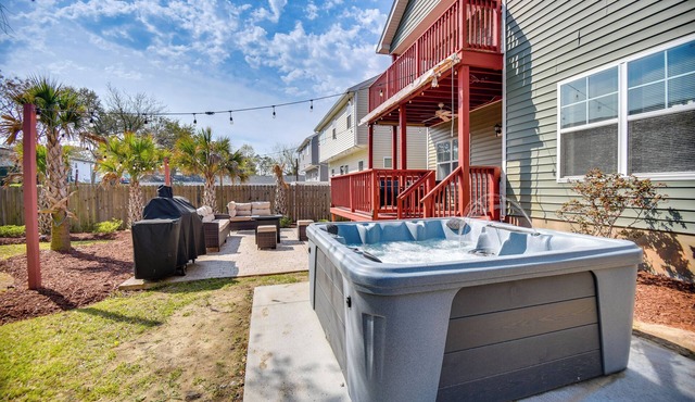2 Blks to Beach! Family Home w/Hot Tub in Norfolk