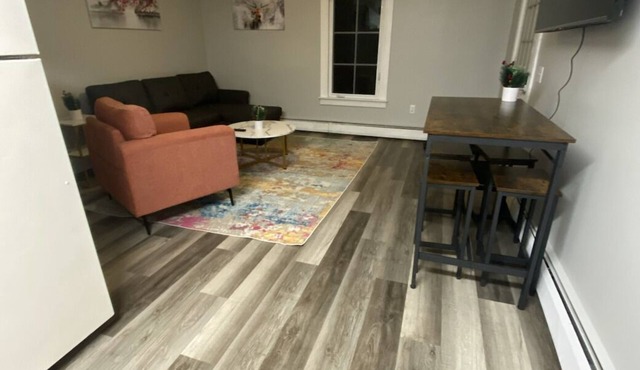 2 block walk to Manchester shops! Short drive to slopes! Pet friendly.