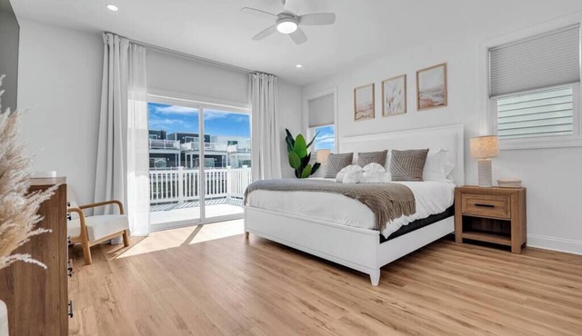 2 blocks 2 Beach, Linens+towels Included, OutdoorTV, Parking, Coffee Included