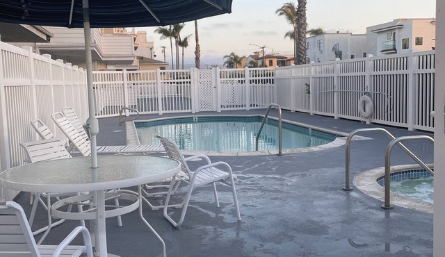 2 blocks 2 Beach Beautiful Condo with Pool