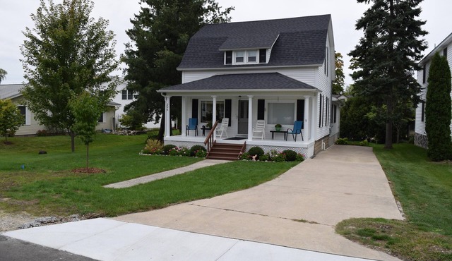 2 Blocks from Lake Michigan Beach with Kayaks & Bike Included