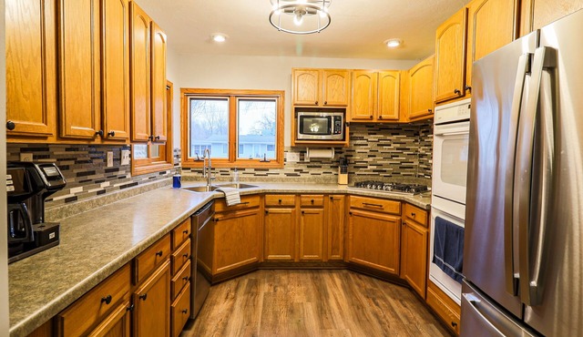 2 Blocks from Lake! Over 3,000 sq ft, Dog Friendly, Fire Pit w/Wood & Games!
