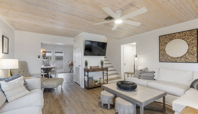 2 Blocks From Beach. Pet Friendly! Book Now for April/May!