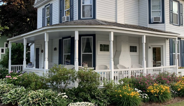 2 Blocks to beach, downtown. Sleeps 12. Porch, Deck, Fire Pit