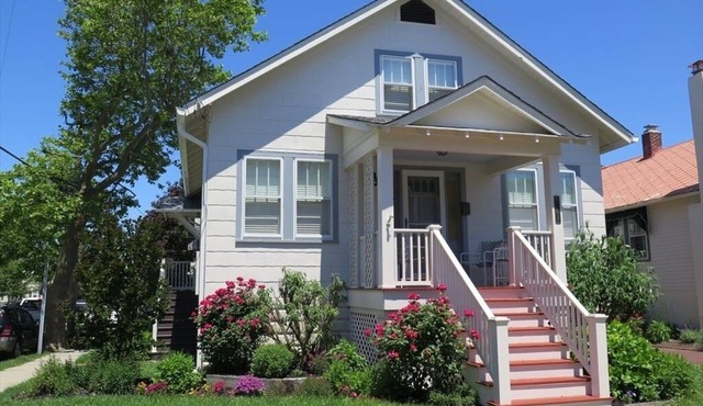 2 Blocks to Beach & Shopping. 4 Bedrooms, Sleeps 8 Guests.