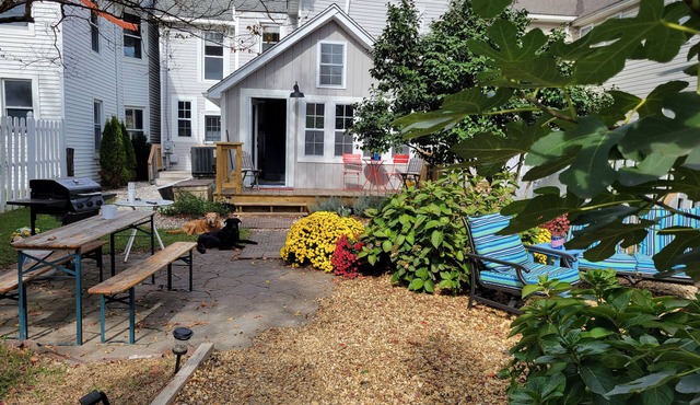 2 Blocks to beach, Dog Friendly, Fenced Yard, Firepit, Fireplace,Renovated