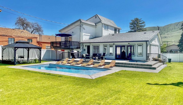 2 Blocks to Downton Chelan: Home w/Hot Tub!