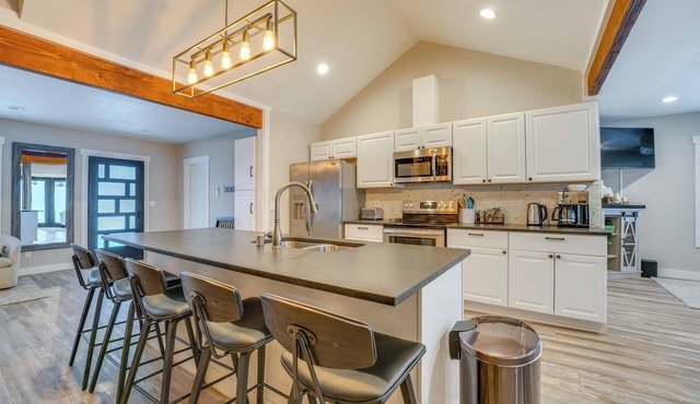 2 Blocks to Downton Chelan: Home w/Hot Tub!