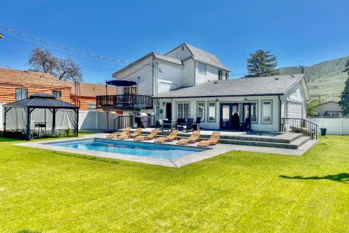 2 Blocks to Downton Chelan Home with Hot Tub!