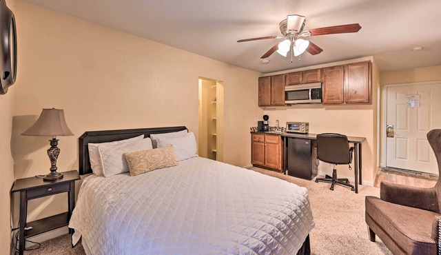 2 Blocks to Light Rail: Denver Unit w/Kitchenette