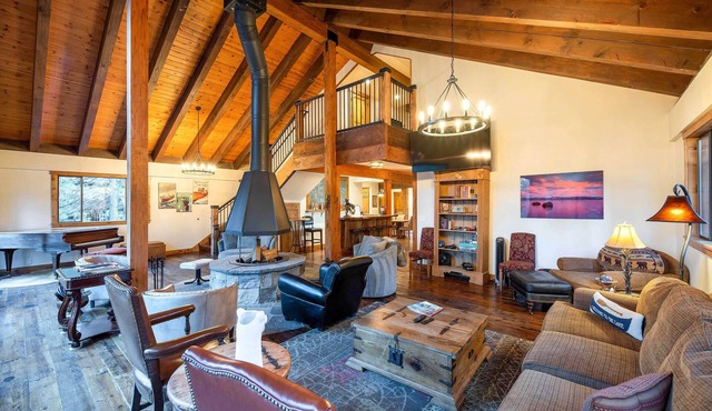 2 Blocks to Lake Tahoe! Group Gem w/Hot Tub