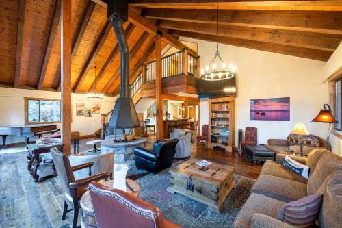 2 Blocks to Lake Tahoe! Group Gem w/Hot Tub