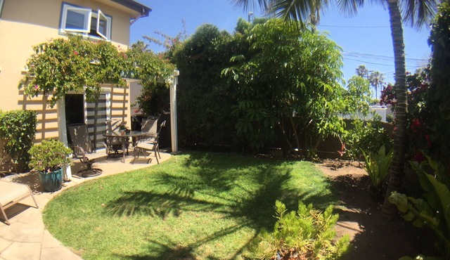 2-blocks to Moonlight Beach, Private Yard, AC, bikes, Over 300 5-star reviews