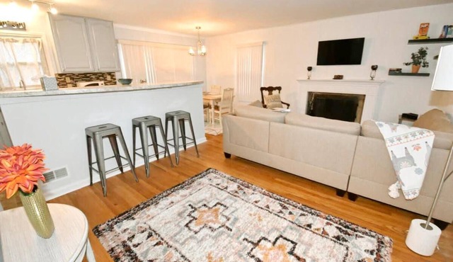 2 blocks to ND! 4 bedroom 2 bath home(1217)