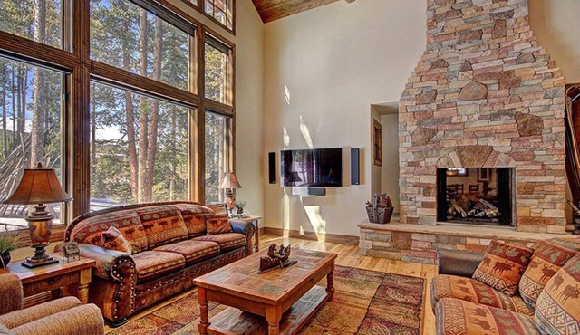 2 blocks to Ski- Fireplace - Luxury Amenities- Shuttle To Town - Hot Tub-WIFI