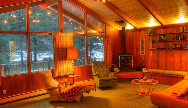 2 blocks to ski lifts! 9 person hot tub! Walk to XC ski,nRestaurants & Brewery!