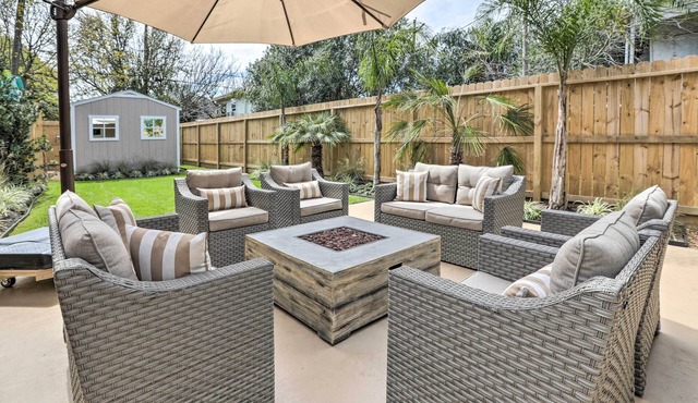 2 Blocks to Stewart Beach: Home w/Backyard Oasis
