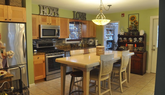 2 Blocks to the Beach 3 Bedrooms 3 Bathrooms (Weekly Rental Sunday Check in-out)