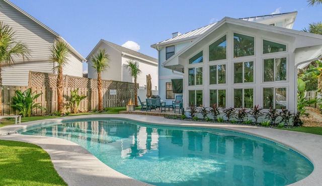 2 Blocks to Beach w/Heated Pool & Putting Green