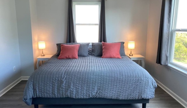 2 blocks to the beach- Pool- King-sized beds- Sound- SUPs- Linens- Beachgear