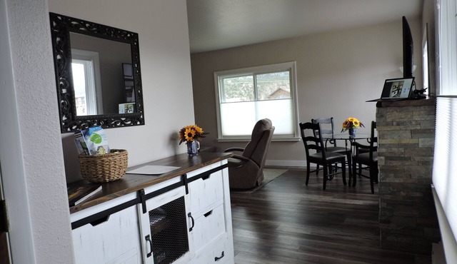 2 bm newly reno condo w/AMAZING Mt. view & 2 blks fr main st/Arkansas River