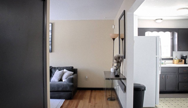 2 BR 1 Ba apartment, 2 min walk to Albany Med, w/off street parking & Washer/D