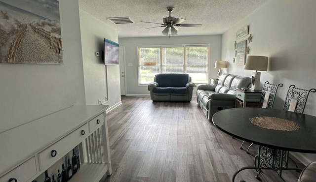 2 BR 1 BA Near Marshwalk, pet friendly, NO stairs!