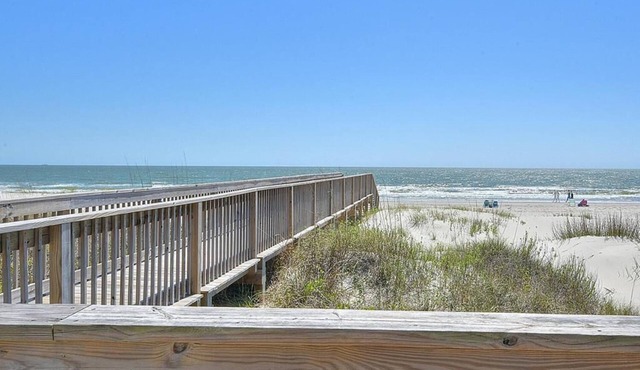 2 BR/2 BA Condo - Pool & Beach, Golf Course Across the Street, Sleeps 6