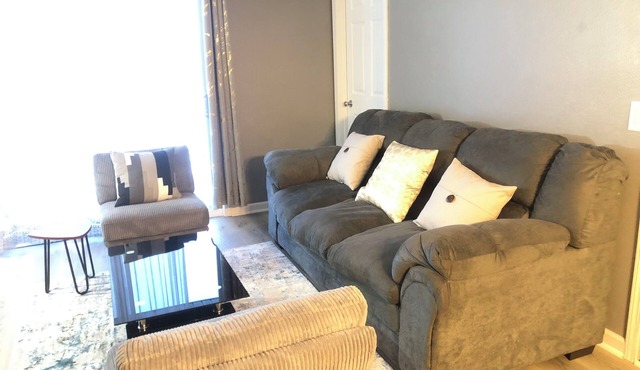 2 BR 2 BA Cozy Retreat Near Everything