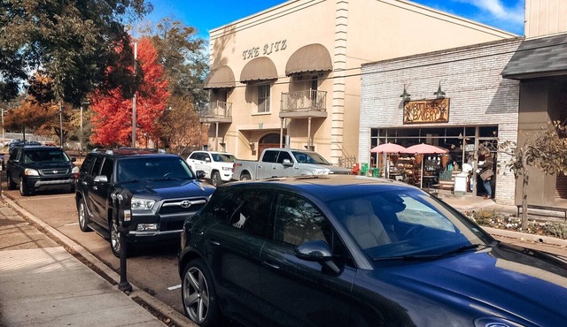 2 BR/2 BA UNIT! WALKING DISTANCE FROM SQUARE AND CAMPUS!