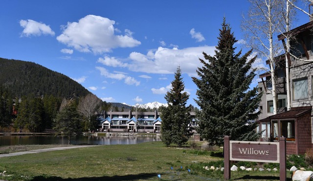 2 BR/2 BA Unobstructed Mtn & Lake Views. Private Patio. Keystone Village