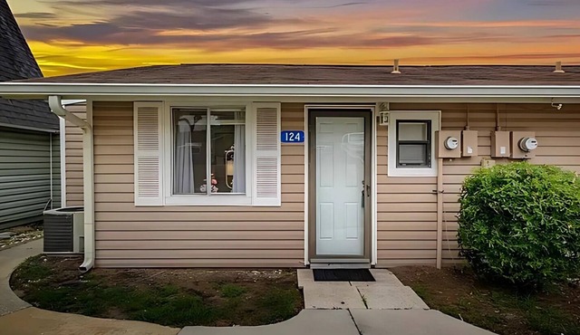 2 BR/2 bath Clermont cottage w/Heated Olympic Pool/basketball/lake access