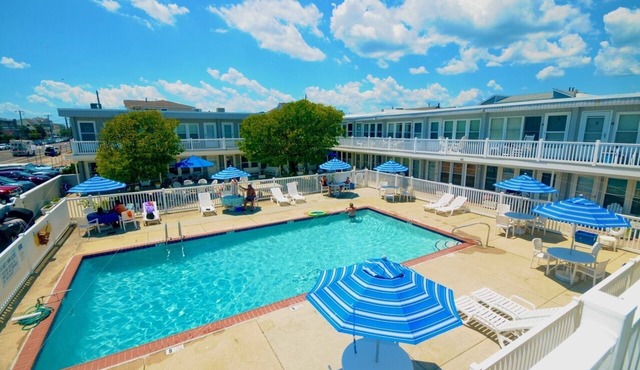 2 BR 2 Bath Condo W/Pool Across from Beautiful Beach!