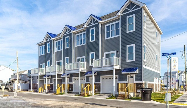 2 Br/2 bath townhouse downtown OC by Rt 50 bridge, great location for festivals