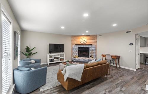 2 BR 2 BTH, 3 Beds,Dog Friendly, Stocked Kitchen