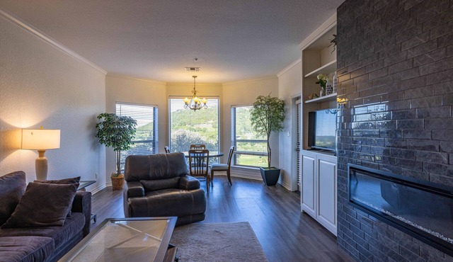 2 BR 2 BTH Tapatio Springs Golf Resort Condominium for Rent!
