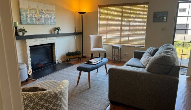 2 br/2ba near Ocean. Redecorated & fully furnished with kitchen gear and linens.